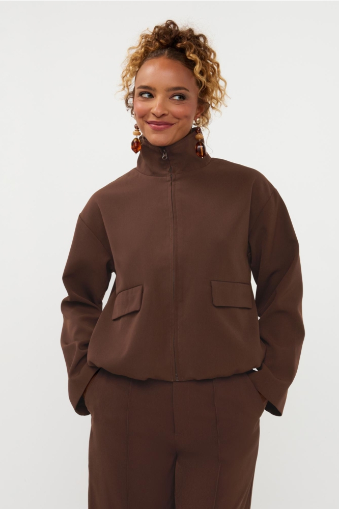 Ydence bruine dames jas | Model vooraanzicht