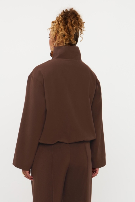 Ydence bruine dames jas | Model achteraanzicht