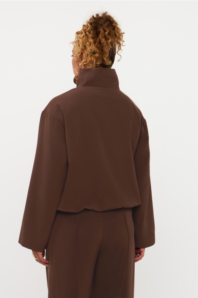 Ydence bruine dames jas | Model achteraanzicht