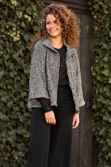 FOS Amsterdam zwarte dames jas | Model vooraanzicht