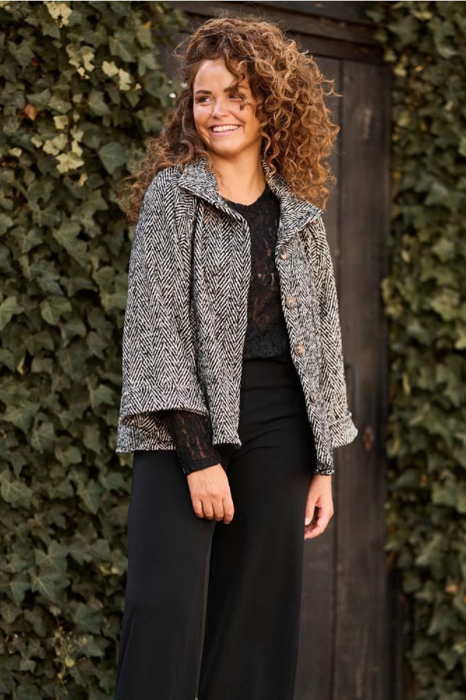 FOS Amsterdam zwarte dames jas | Model vooraanzicht