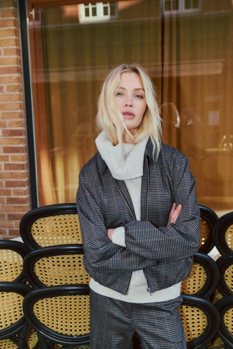 Freequent taupe dames jas | Model vooraanzicht