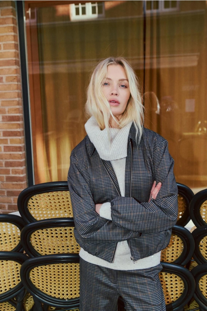 Freequent taupe dames jas | Model vooraanzicht