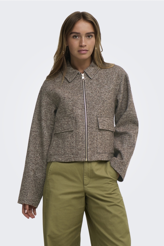 Jacqueline de Yong bruine dames jas | Model vooraanzicht