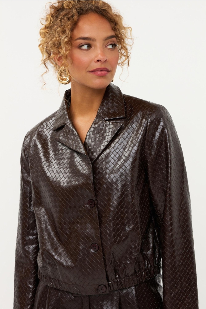 Ydence bruine dames jas | Model vooraanzicht