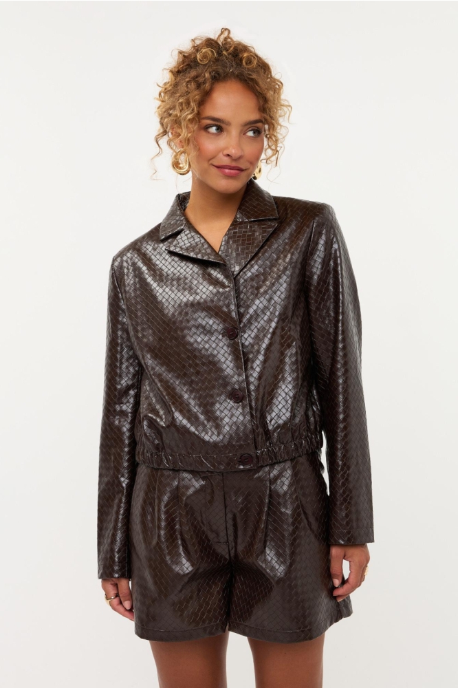 Ydence bruine dames jas | Model vooraanzicht