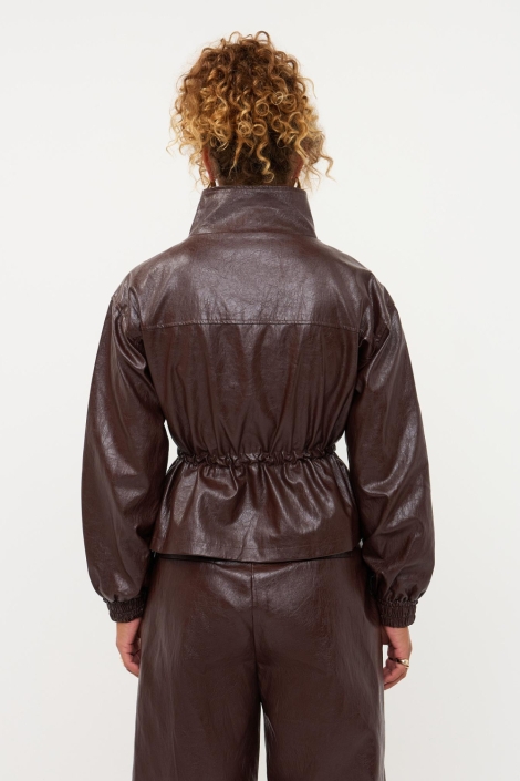 Ydence bruine dames jas | Model achteraanzicht