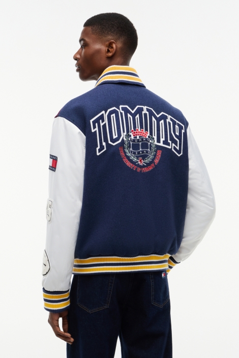 Tommy Jeans blauwe heren jas | Model achteraanzicht