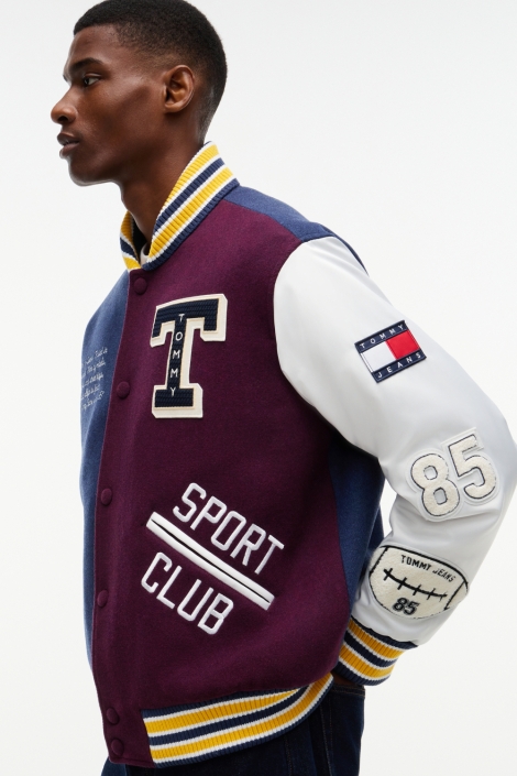 Tommy Jeans blauwe heren jas | Model zijaanzicht