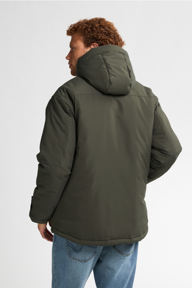 Petrol Industries groene heren jas | Model achteraanzicht