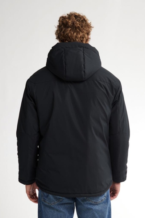 Petrol Industries zwarte heren jas | Model achteraanzicht