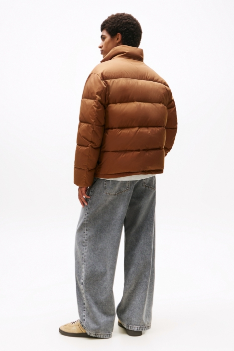 Tommy Jeans camel heren jas | Model zijaanzicht