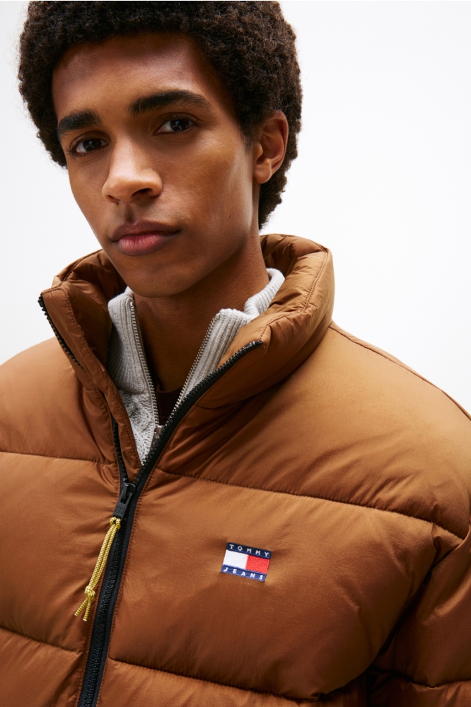 Tommy Jeans camel heren jas | Close up