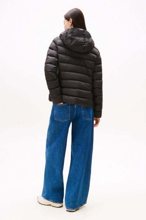 Tommy Jeans zwarte dames jas | Model