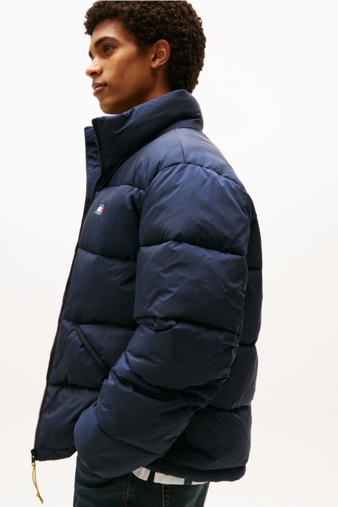 Tommy Jeans blauwe heren jas | Model zijaanzicht