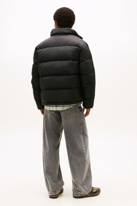 Tommy Jeans zwarte heren jas | Model