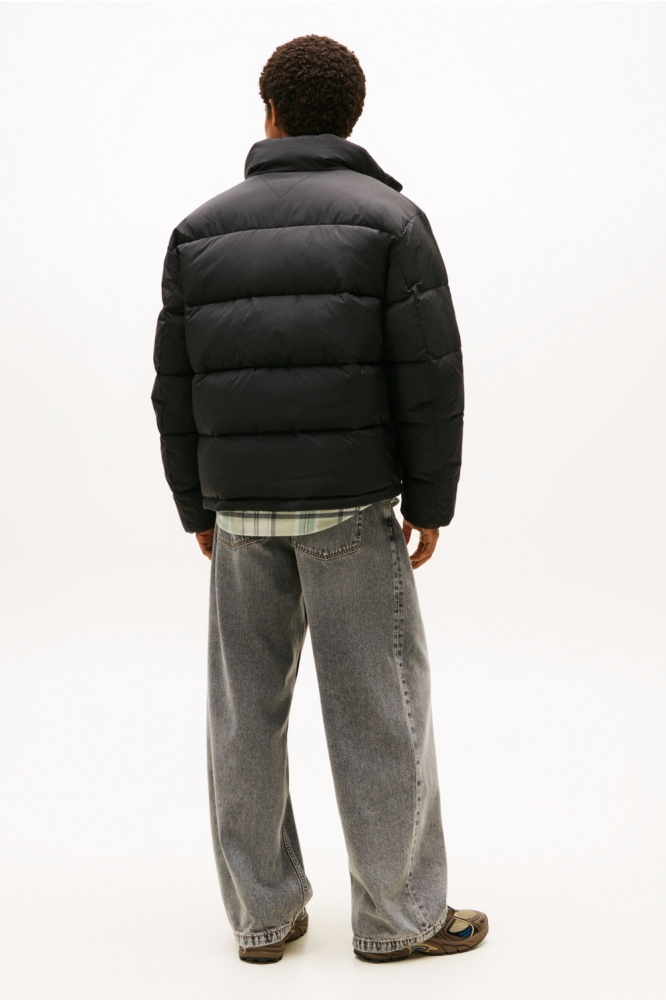 Tommy Jeans zwarte heren jas | Model