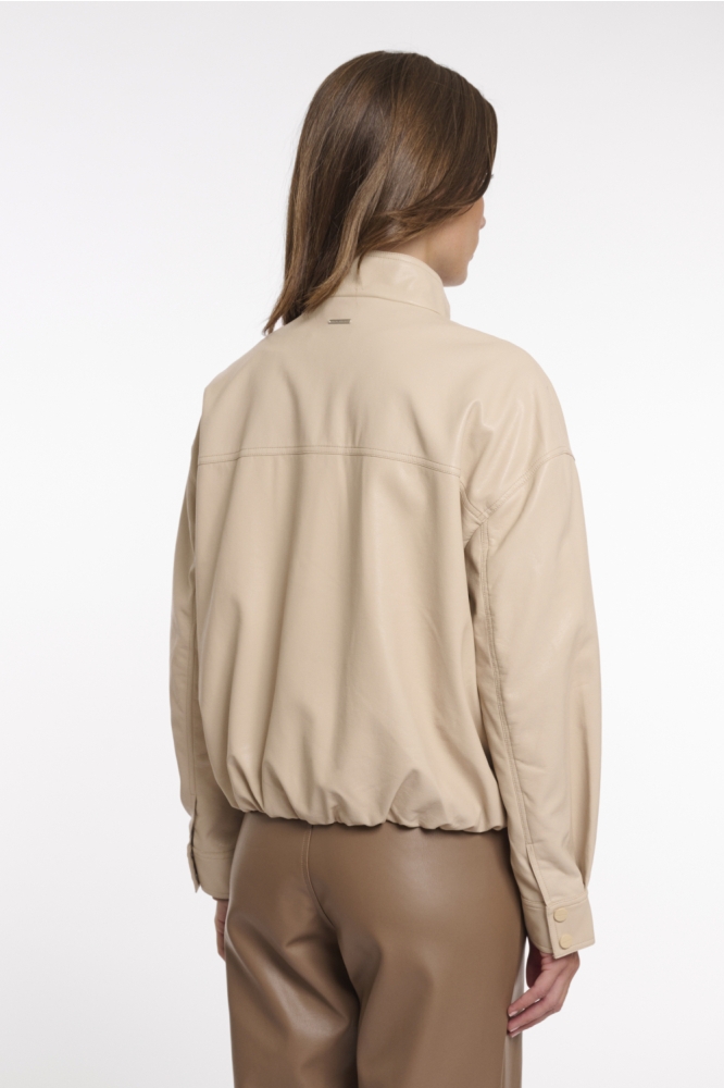 Rino & Pelle beige dames jas | Model achteraanzicht
