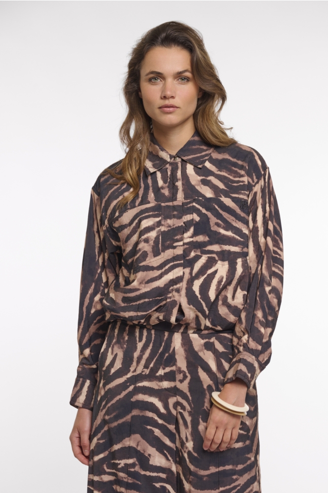 Rino & Pelle camel dames blouse | Model vooraanzicht