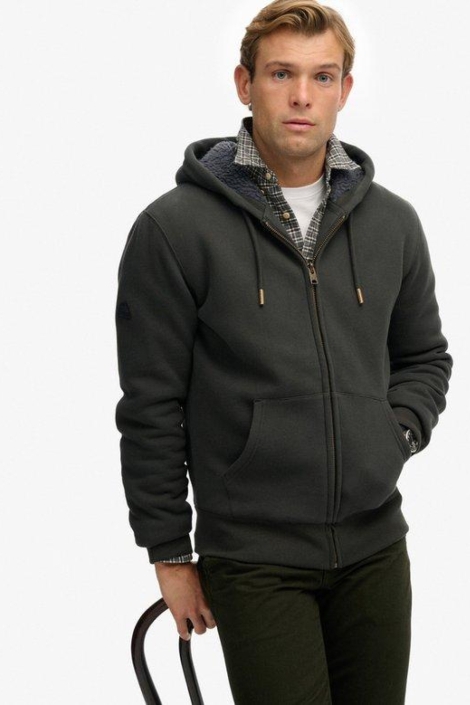 Superdry grijze heren vest | Model vooraanzicht