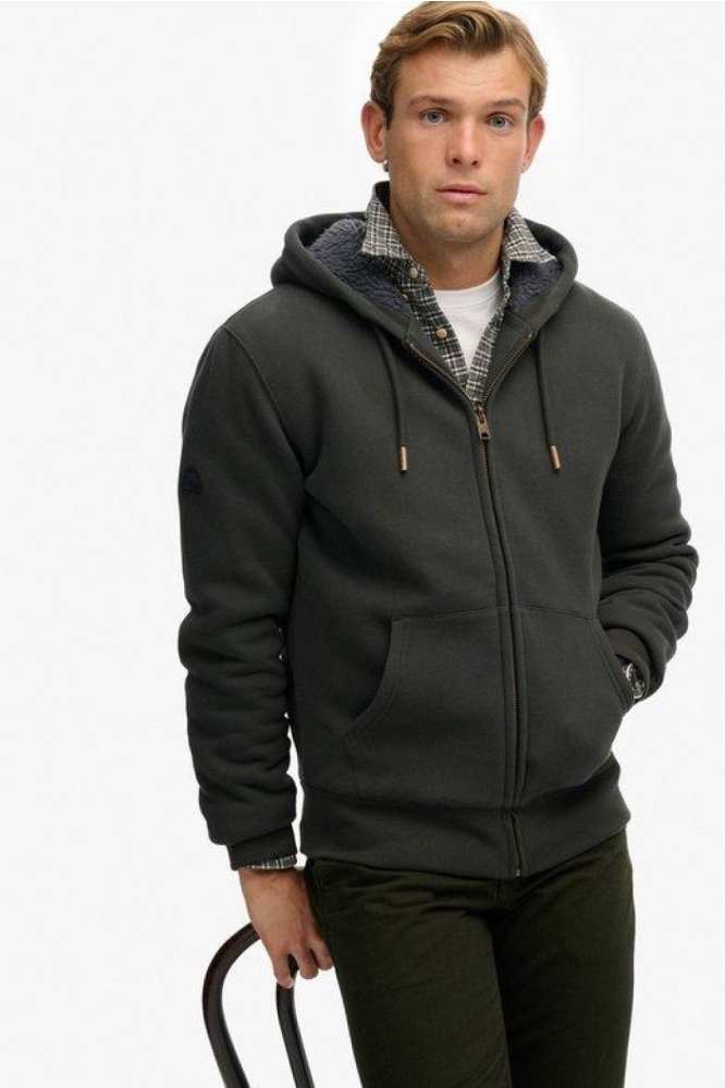 Superdry grijze heren vest | Model vooraanzicht