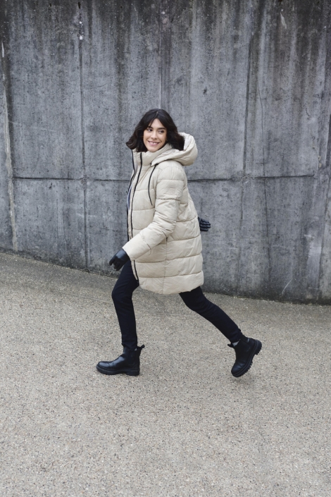 Kaffe beige dames jas | Sfeerbeeld, In situatie