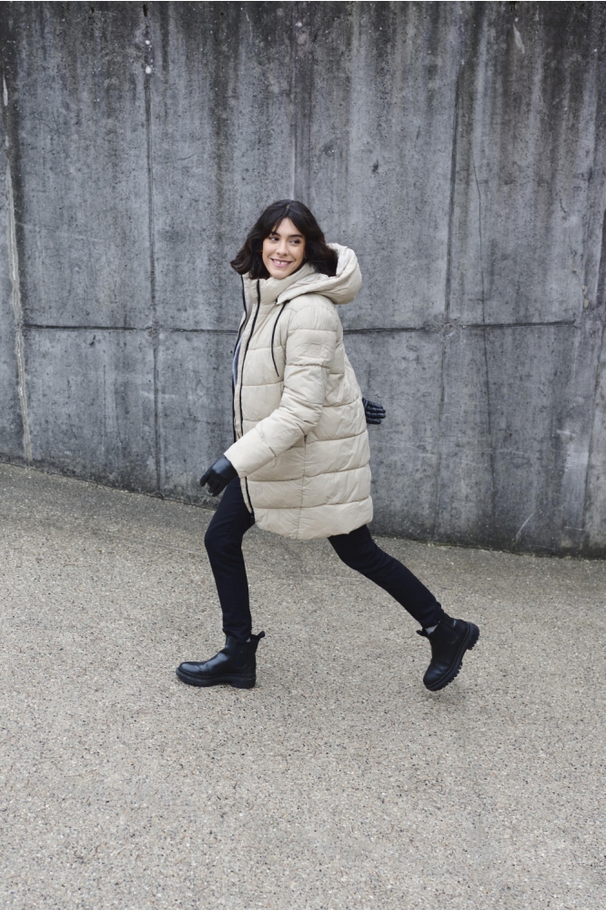 Kaffe beige dames jas | Sfeerbeeld, In situatie