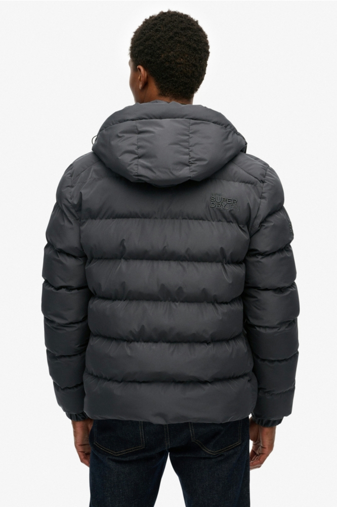 Superdry grijze heren jas | Model achteraanzicht