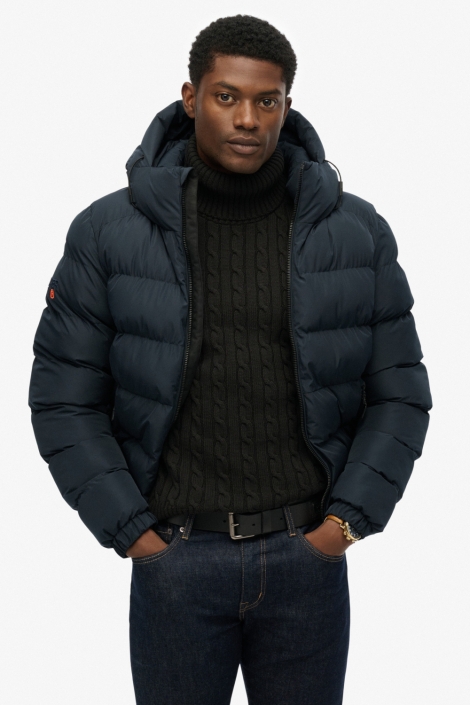 Superdry blauwe heren jas | Model vooraanzicht