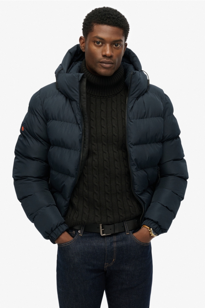 Superdry blauwe heren jas | Model vooraanzicht