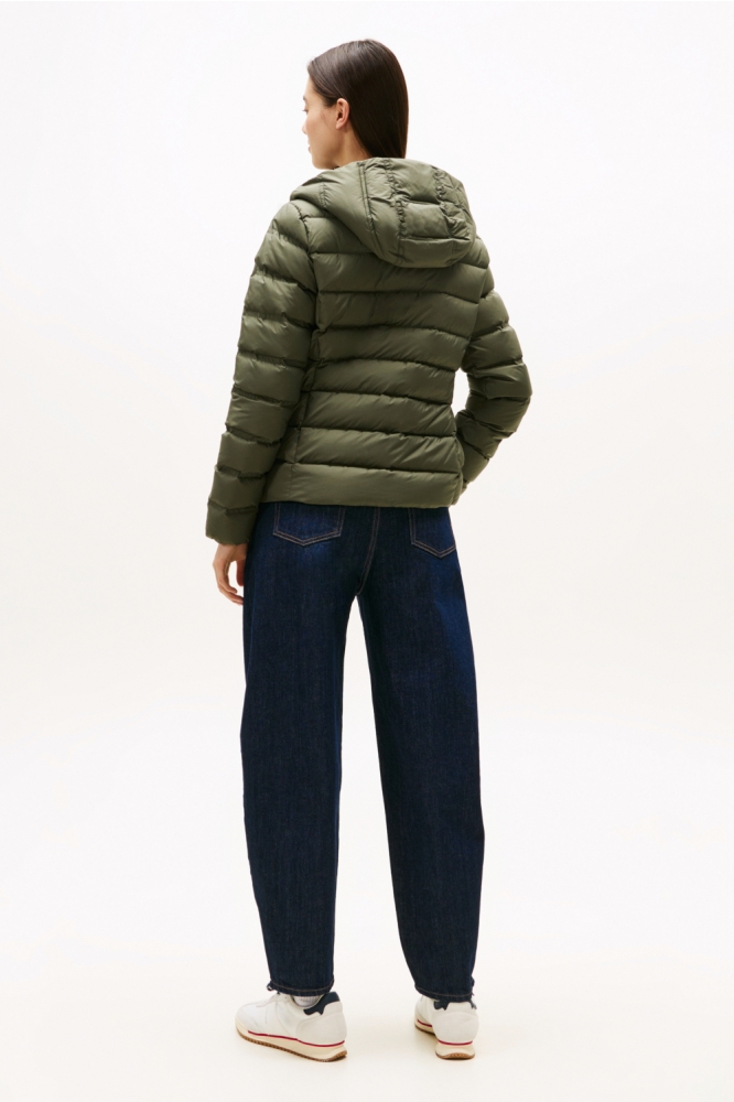 Tommy Jeans groene dames jas | Model achteraanzicht