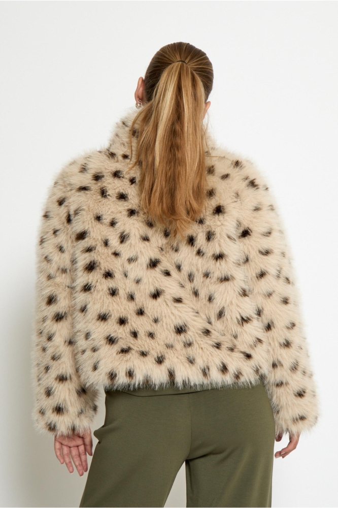 Peppercorn beige dames jas | Model achteraanzicht