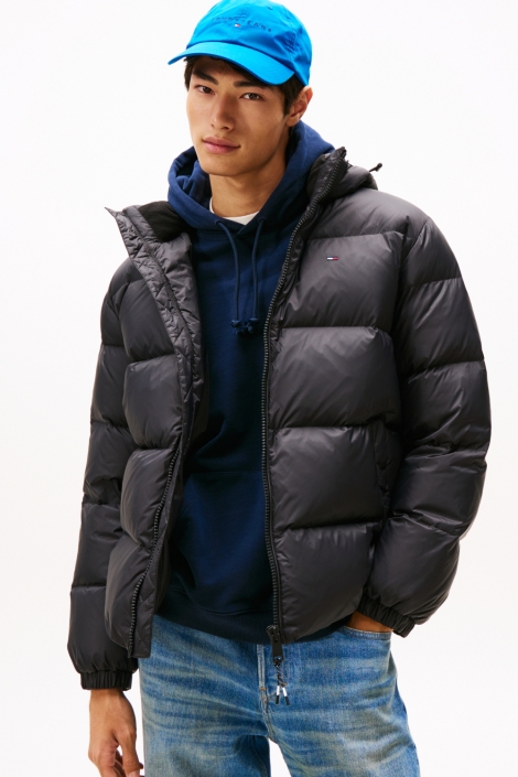 Tommy Jeans zwarte heren jas | Model vooraanzicht