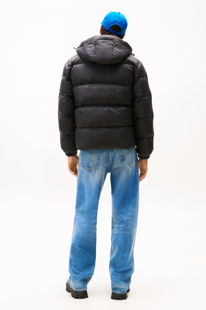 Tommy Jeans zwarte heren jas | Model achteraanzicht