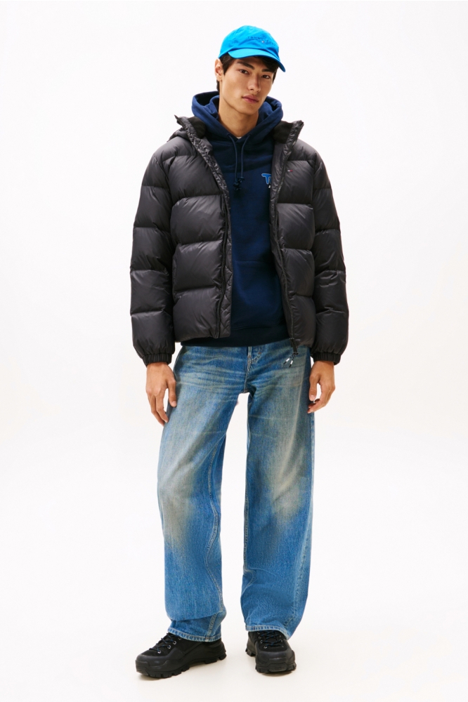 Tommy Jeans zwarte heren jas | Model