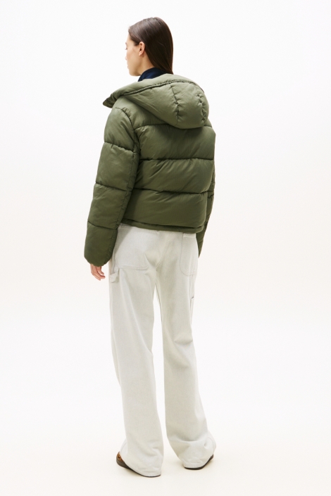 Tommy Jeans groene dames jas | Model achteraanzicht