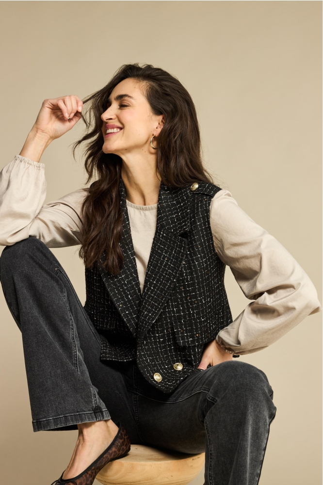 Red Button zwarte dames gilet | Model vooraanzicht