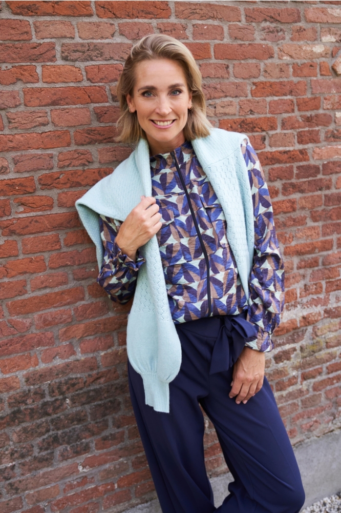 NED blauwe dames blouse | Sfeerbeeld, In situatie