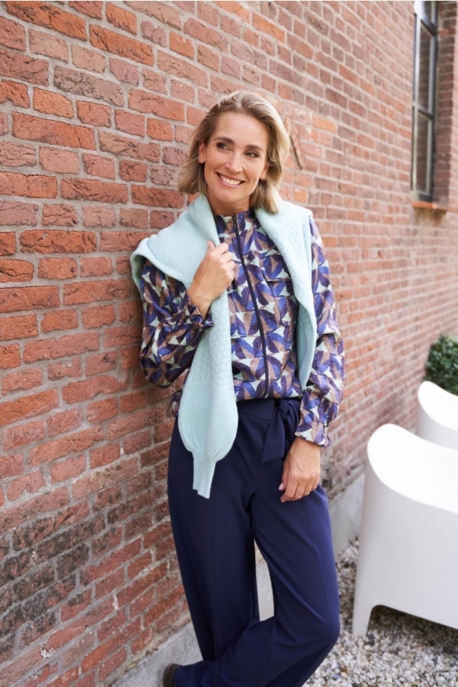 NED blauwe dames blouse | Sfeerbeeld, In situatie