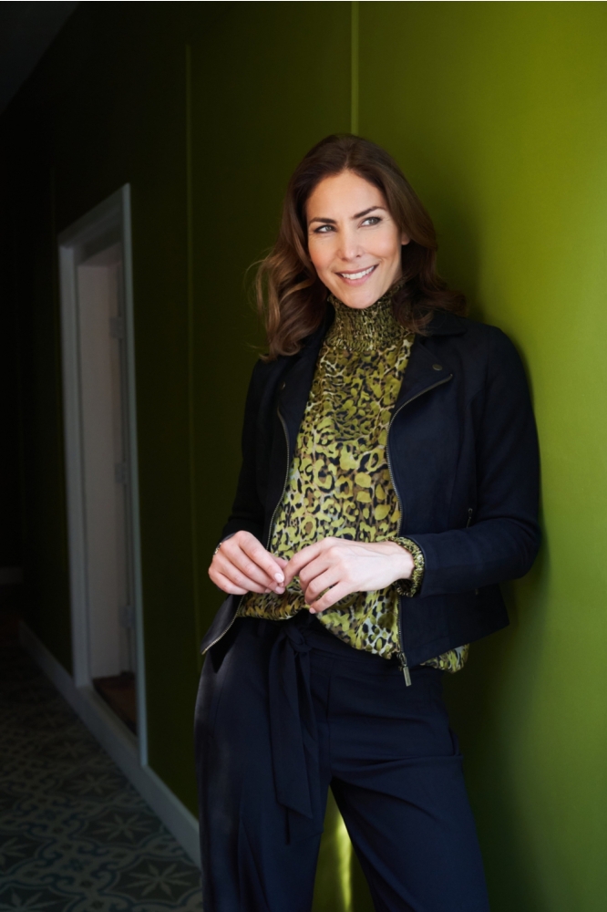 NED zwarte dames jas | Sfeerbeeld, In situatie