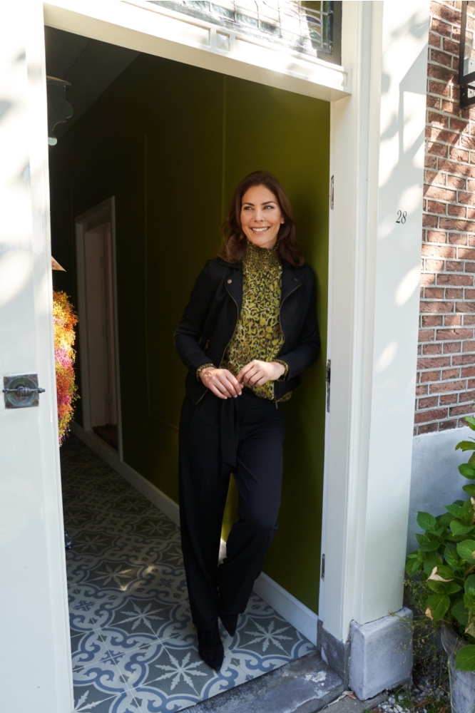 NED zwarte dames jas | Sfeerbeeld, In situatie