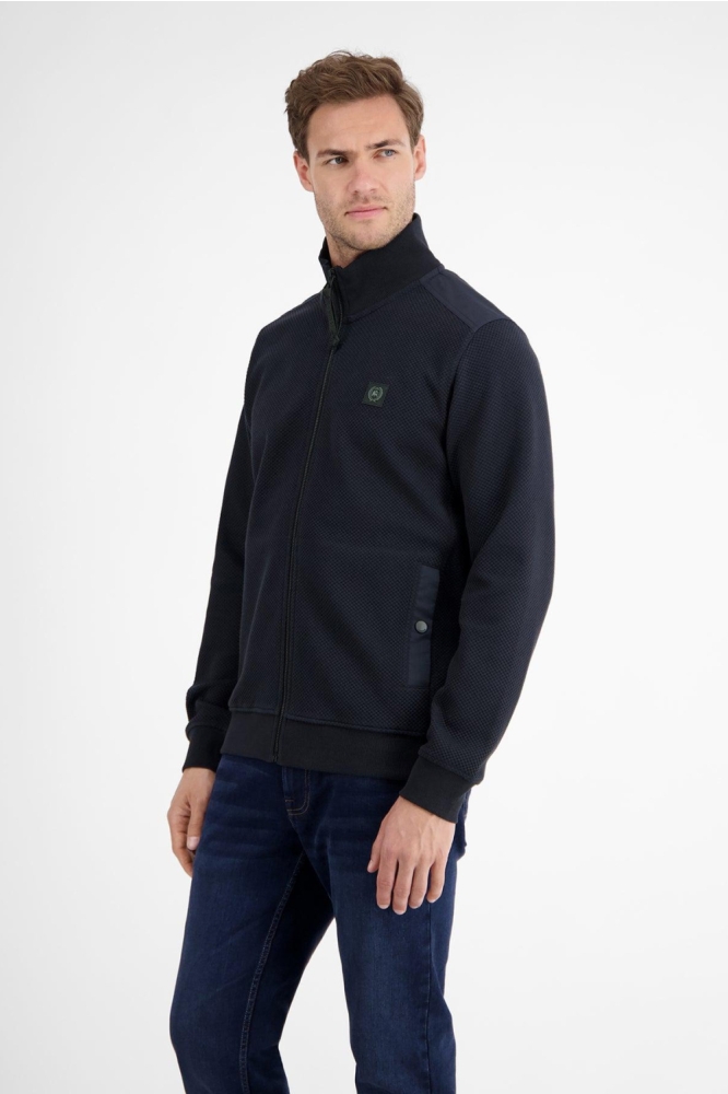 Lerros blauwe heren vest | Model zijaanzicht