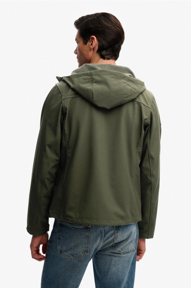 Superdry groene heren jas | Model achteraanzicht