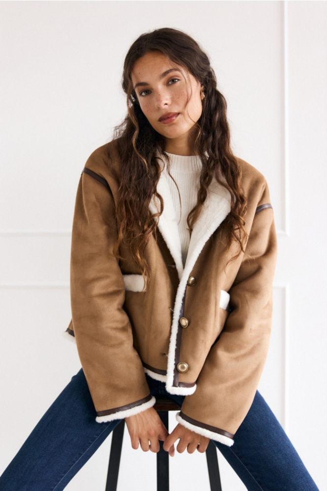 LolaLiza bruine dames jas | Model vooraanzicht