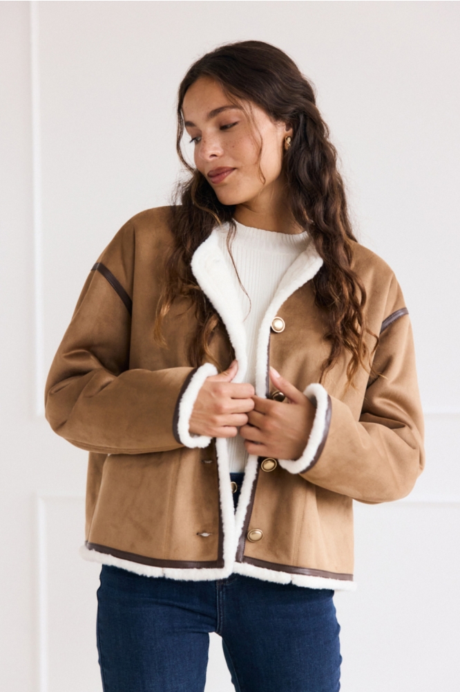 LolaLiza bruine dames jas | Model vooraanzicht