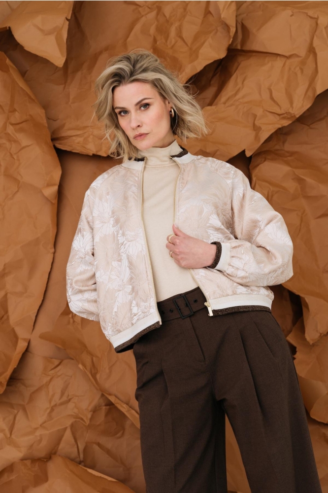 Maicazz beige dames jas | Model vooraanzicht