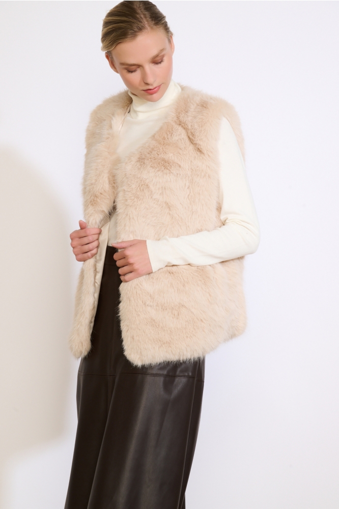 LolaLiza beige dames gilet | Model vooraanzicht