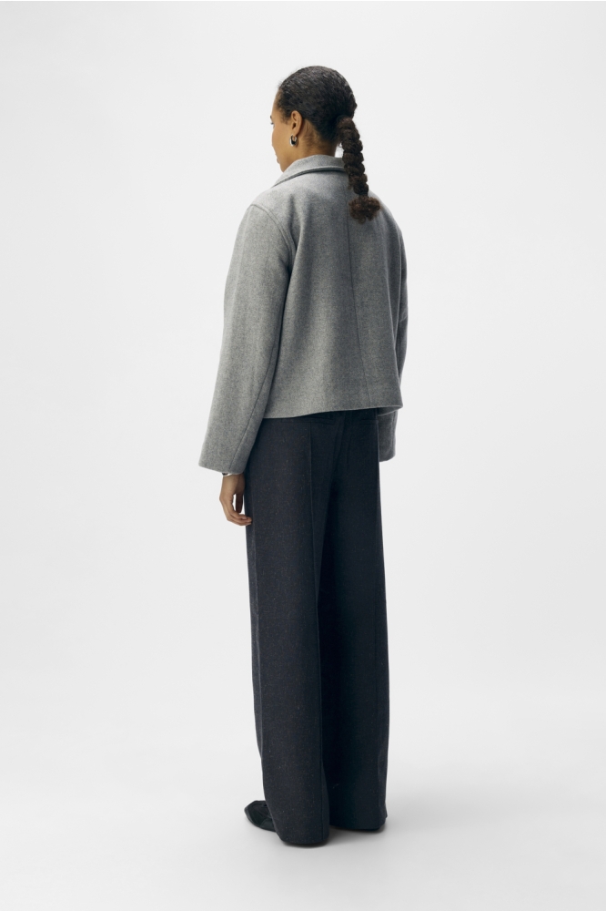 Object grijze dames jas | Model achteraanzicht