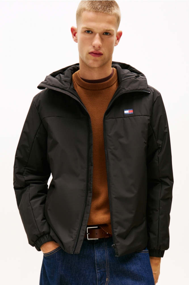 Tommy Jeans zwarte heren jas | Model vooraanzicht