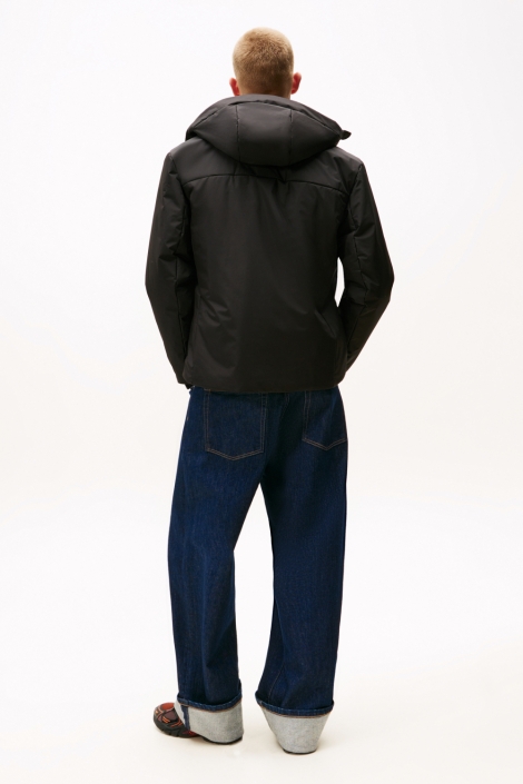 Tommy Jeans zwarte heren jas | Model